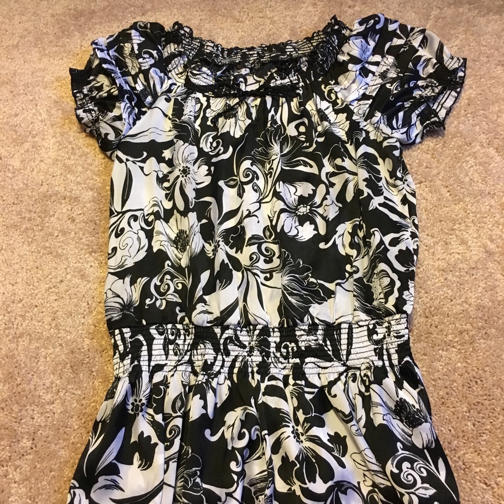 👓Adorable Black And White Floral Print Blouse 👓
